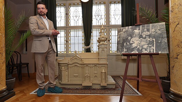 Jedn&iacute;m z expon&aacute;tů v rekonstruovan&eacute;m domě stavitele Franti&scaron;kaGrossmanna je model kostela Panny Marie Kr&aacute;lovny v Ostravě-Mari&aacute;nsk&yacute;ch Hor&aacute;ch. &bdquo;Jeho firma ji dostavěla v roce 1908,&ldquo; vysvětluje Tom&aacute;&scaron; Rusek, kur&aacute;tor vily. (20. dubna 2026) 