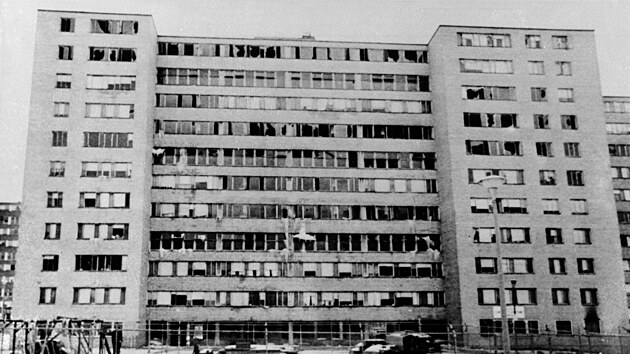 St. Louis, Missouri: Míra násilností v Pruitt Igoe byla opravdu vysoká, vraždy tu byly na denním pořádku a na sídliště se mezi paneláky bály zajíždět i policejní hlídky nebo hasiči. Protože se na ně z oken střílelo.