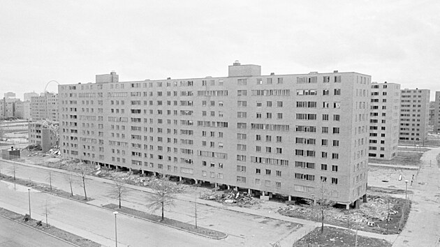 St. Louis, Missouri: Sídliště bylo koncipováno jako sociální ubytování, kam byli sestěhováni černoši z ghetta tvořeného nízkými domky ve střední části města. Životní úroveň se však velmi brzy po jeho otevření začala snižovat a sídliště se stalo nechvalně proslulým místem chudoby a zločinu.