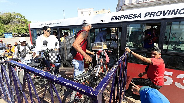 Lidé nastupují do Ciclobúsu, autobusu speciálně upraveného k přepravě vozidel podmořským tunelem, který spojuje starou Havanu s východní částí ostrova. (15. dubna 2026)