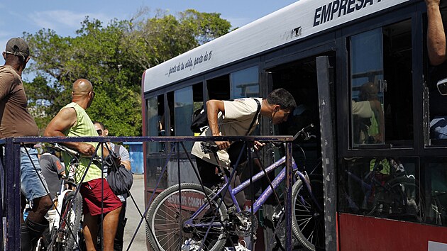 Lidé nastupují do Ciclobúsu, autobusu speciálně upraveného k přepravě vozidel podmořským tunelem, který spojuje starou Havanu s východní částí ostrova. (15. dubna 2026)