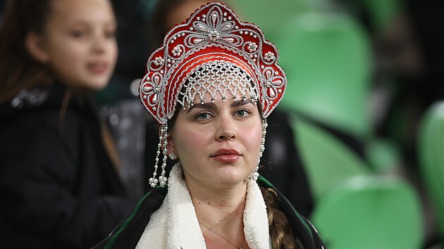 Žena v kokošníku na zápasu ruské fotbalové ligy mezi Krasnodarem a Spartakem Moskva v Krasnodaru. (2. listopadu 2025)