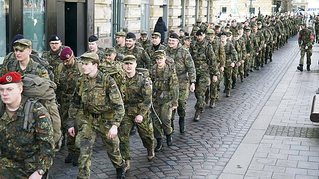 Vojáci Bundeswehru pochodují v Hamburku na na památku svých spolubojovníků, kteří padli při nasazení v Afghánistánu. (3. dubna 2026)