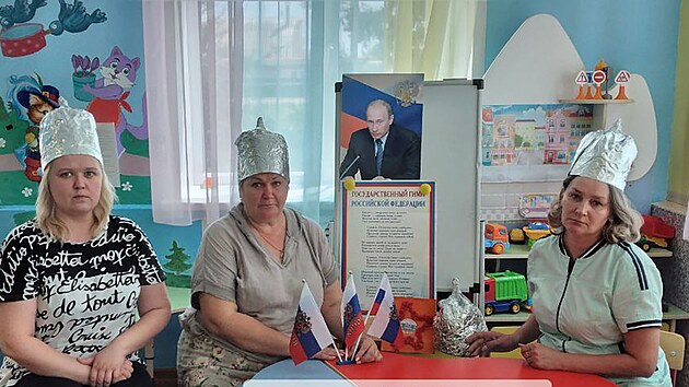 Ruští učitelé uvěřili pokynu disidenta Vladislava Bohanaaby si vyrobili čepice, které je mají chránit před zářením satelitů NATO. (11. listopadu 2024)