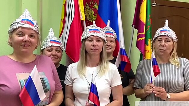Ruští učitelé uvěřili pokynu disidenta Vladislava Bohanaaby si vyrobili čepice, které je mají chránit před zářením satelitů NATO. (11. listopadu 2024)