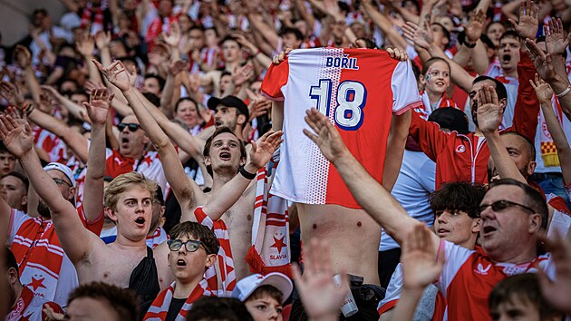 Sl&aacute;vističt&iacute; fanou&scaron;ci podporuj&iacute; Jana Bořila, kter&yacute; si za sv&eacute; chov&aacute;n&iacute; v z&aacute;pase s Hradcem vysloužil stopku na sedm z&aacute;pasů.