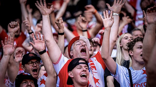 Sl&aacute;vističt&iacute; fanou&scaron;ci v emoc&iacute;ch po v&iacute;tězsv&iacute; 2:1 nad Olomouc&iacute;.