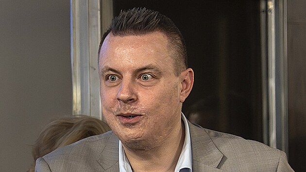 V debatě poř&aacute;dan&eacute; Nadac&iacute; Železn&aacute; Opona se řečn&iacute;ci vymezili proti Sudetoněmeck&eacute;mu krajansk&eacute;mu sdružen&iacute;. Na sn&iacute;mku si Jindřich Rajchl pod&aacute;v&aacute; ruku s komunistick&yacute;m politikem Josefem Sk&aacute;lou. (28. dubna 2026)