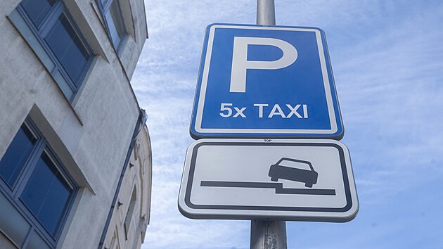 Nov&eacute; stanovi&scaron;tě s pěti m&iacute;sty pro taxik&aacute;ře nechalo město vyznačit i v ulici 1. m&aacute;je.