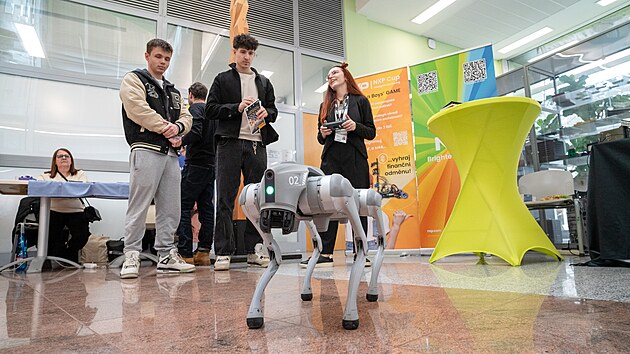 Eli&scaron;ka &Scaron;trajtov&aacute; z firmy NXP Semiconductors na veletrhu pracovn&iacute;ch př&iacute;ležitost&iacute; na UTB, kde ovl&aacute;dala robota. (duben 2026)