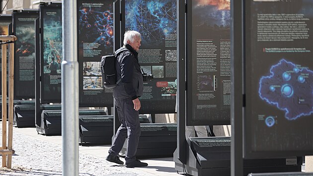 N&aacute;v&scaron;těvn&iacute;k si prohl&iacute;ž&iacute; velkoform&aacute;tov&eacute; panely na venkovn&iacute; v&yacute;stavě Futurum ex machina. V&yacute;stava, kter&aacute; zkoum&aacute; budoucnost uměl&eacute; inteligence a jej&iacute; vliv na lidstvo, se kon&aacute; před budovou V&Scaron;PJ v Jihlavě a je př&iacute;stupn&aacute; 24 hodin denně d&iacute;ky sol&aacute;rn&iacute;m panelům.