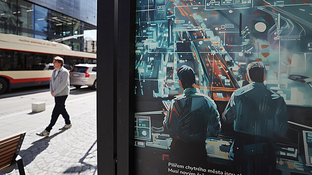 N&aacute;v&scaron;těvn&iacute;k si prohl&iacute;ž&iacute; velkoform&aacute;tov&eacute; panely na venkovn&iacute; v&yacute;stavě Futurum ex machina. V&yacute;stava, kter&aacute; zkoum&aacute; budoucnost uměl&eacute; inteligence a jej&iacute; vliv na lidstvo, se kon&aacute; před budovou V&Scaron;PJ v Jihlavě a je př&iacute;stupn&aacute; 24 hodin denně d&iacute;ky sol&aacute;rn&iacute;m panelům.