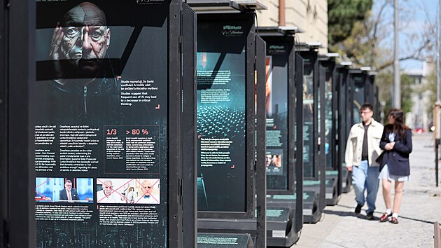 Kritick&eacute; my&scaron;len&iacute; v ohrožen&iacute;? V&yacute;stava Futurum ex machina v Jihlavě na tomto panelu varuje před t&iacute;m, jak může AI ovlivnit na&scaron;e uvažov&aacute;n&iacute;.