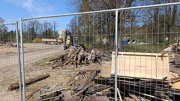 N&aacute;kladn&iacute; auta se v are&aacute;lu b&yacute;val&eacute;ho statku v Rozko&scaron;sk&eacute; ulici v Havl&iacute;čkově Brodě staraj&iacute; o odvoz suti a trosek, kter&eacute; vznikaj&iacute; při demoličn&iacute;ch prac&iacute;ch.