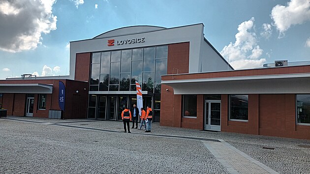 V Lovosic&iacute;ch  otevřeli opraven&eacute; vlakov&eacute; n&aacute;draž&iacute;. (21. dubna 2026)