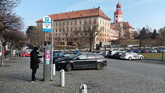V Roudnici nad Labem funguje nov&yacute; syst&eacute;m placen&eacute;ho parkov&aacute;n&iacute;. (duben 2026)