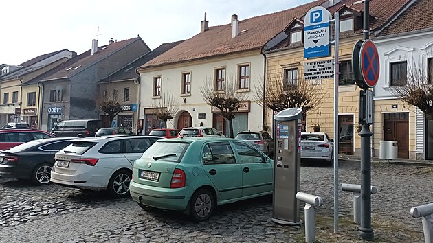 V Roudnici nad Labem funguje nov&yacute; syst&eacute;m placen&eacute;ho parkov&aacute;n&iacute;. (duben 2026)