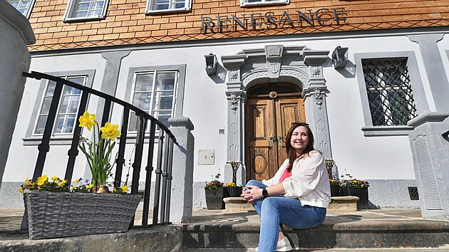 Sněžana Veverkov&aacute; u sv&eacute;ho penzionu Renesance v Chřibsk&eacute; na Děč&iacute;nsku