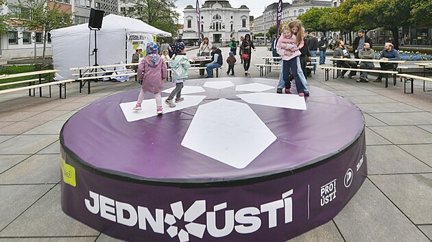 Koalice Jedno Ústí, kterou tvoří sedm subjektů, zahájila kampaň před podzimními komunálními volbami. (21. dubna 2026)