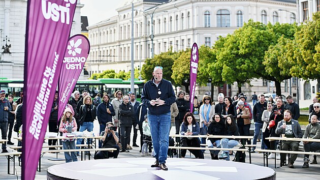 Koalice Jedno &Uacute;st&iacute;, kterou tvoř&iacute; sedm subjektů, zah&aacute;jila kampaň před podzimn&iacute;mi komun&aacute;ln&iacute;mi volbami. L&iacute;dr kandid&aacute;tky je Tom&aacute;&scaron; Vohryzka. (21. dubna 2026)