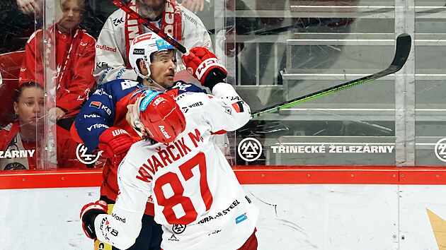 Momentka ze čtvrt&eacute;ho fin&aacute;le extraligy mezi Třincem a Pardubicemi.