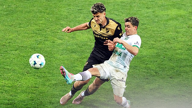Karvinský Denny Samko (vpravo) odkopává míč před ostravským obráncem Matějem Chalušem.