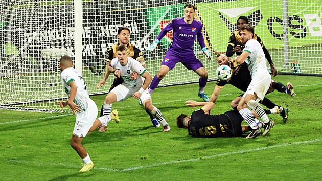 Fotbalisté Karviné a Baníku sledují míč před ostravskou brankou.