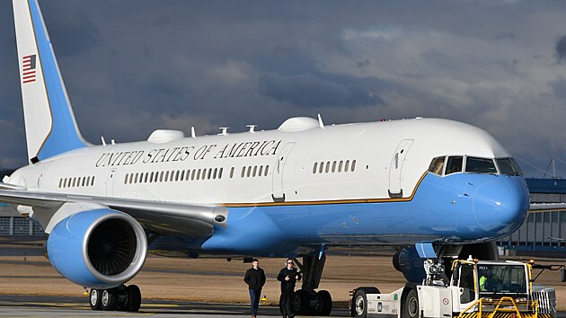 Americký letecký speciál Boeing C-32A.