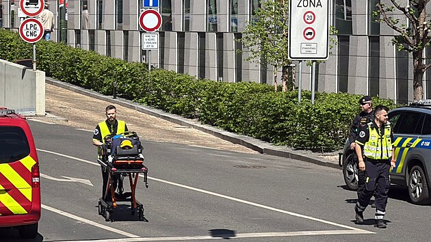 Jednotky IZS zasahuj&iacute; u pož&aacute;ru na stře&scaron;e kancel&aacute;řsk&eacute; budovy v Praze. (22. dubna 2026)