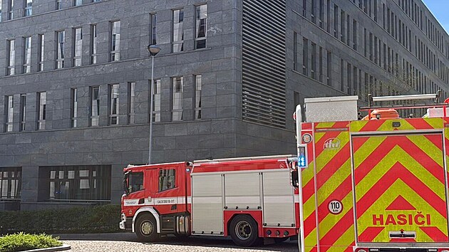 Jednotky IZS zasahuj&iacute; u pož&aacute;ru na stře&scaron;e kancel&aacute;řsk&eacute; budovy v Praze. (22. dubna 2026)