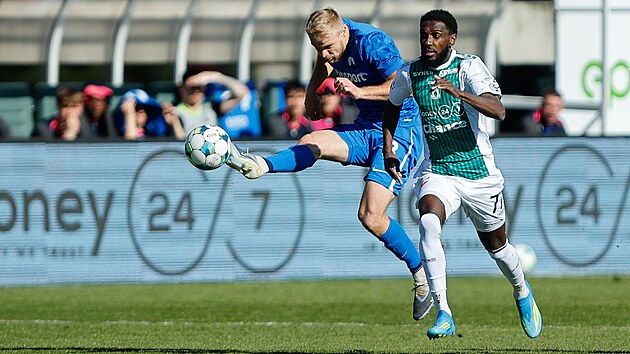 Liberecký obránce Jan Mikula odehrává míč před Alexisem Aléguém z Jablonce.