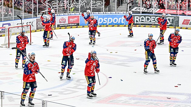 Pardubičt&iacute; hokejist&eacute; slav&iacute; v&iacute;tězstv&iacute; v p&aacute;t&eacute;m fin&aacute;le extraligy.