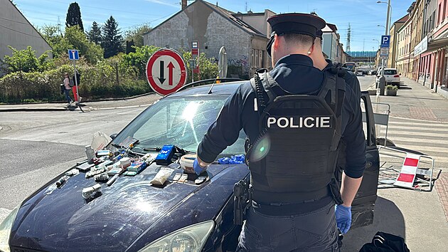 Honička v Z&aacute;běhlic&iacute;ch skončila nehodou, řidič měl nav&iacute;c z&aacute;kaz ř&iacute;zen&iacute; a policie v autě na&scaron;la podezřel&eacute; l&aacute;tky, včetně krystalick&eacute; l&aacute;tky a su&scaron;iny. (26. dubna 2026)