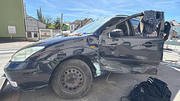 Honička v Z&aacute;běhlic&iacute;ch skončila nehodou, řidič měl nav&iacute;c z&aacute;kaz ř&iacute;zen&iacute; a policie v autě na&scaron;la podezřel&eacute; l&aacute;tky, včetně krystalick&eacute; l&aacute;tky a su&scaron;iny. (26. dubna 2026)