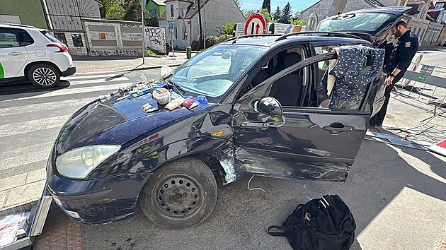Honička v Z&aacute;běhlic&iacute;ch skončila nehodou, řidič měl nav&iacute;c z&aacute;kaz ř&iacute;zen&iacute; a policie v autě na&scaron;la podezřel&eacute; l&aacute;tky, včetně krystalick&eacute; l&aacute;tky a su&scaron;iny. (26. dubna 2026)