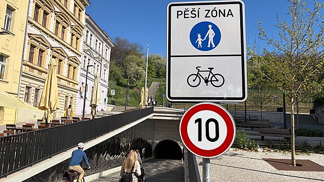 Žižkovsk&yacute; tunel spojuj&iacute;c&iacute; Žižkov s Karl&iacute;nem nově doplnilo značen&iacute;, kter&eacute; cyklistům ukl&aacute;d&aacute; maxim&aacute;ln&iacute; rychlost 10 km/h. Opatřen&iacute; m&aacute; zv&yacute;&scaron;it bezpečnost chodců (22. dubna 2026)