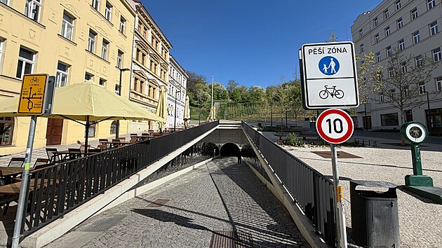 Žižkovsk&yacute; tunel spojuj&iacute;c&iacute; Žižkov s Karl&iacute;nem nově doplnilo značen&iacute;, kter&eacute; cyklistům ukl&aacute;d&aacute; maxim&aacute;ln&iacute; rychlost 10 km/h. Opatřen&iacute; m&aacute; zv&yacute;&scaron;it bezpečnost chodců (22. dubna 2026)