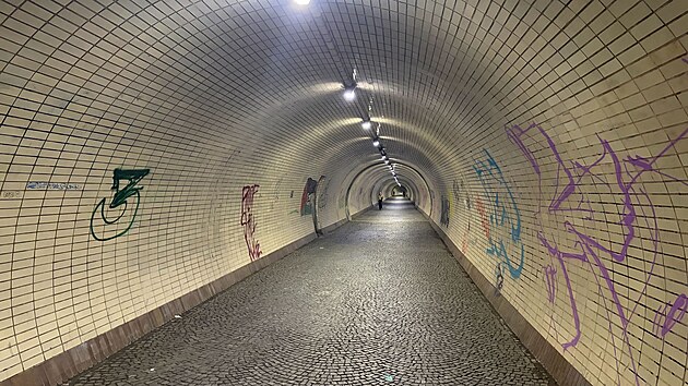 Žižkovsk&yacute; tunel spojuj&iacute;c&iacute; Žižkov s Karl&iacute;nem nově doplnilo značen&iacute;, kter&eacute; cyklistům ukl&aacute;d&aacute; maxim&aacute;ln&iacute; rychlost 10 km/h. Opatřen&iacute; m&aacute; zv&yacute;&scaron;it bezpečnost chodců (22. dubna 2026)