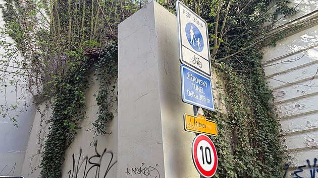 Žižkovsk&yacute; tunel spojuj&iacute;c&iacute; Žižkov s Karl&iacute;nem nově doplnilo značen&iacute;, kter&eacute; cyklistům ukl&aacute;d&aacute; maxim&aacute;ln&iacute; rychlost 10 km/h. Opatřen&iacute; m&aacute; zv&yacute;&scaron;it bezpečnost chodců (22. dubna 2026)