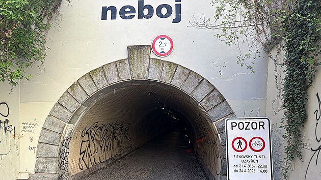 Žižkovsk&yacute; tunel spojuj&iacute;c&iacute; Žižkov s Karl&iacute;nem nově doplnilo značen&iacute;, kter&eacute; cyklistům ukl&aacute;d&aacute; maxim&aacute;ln&iacute; rychlost 10 km/h. Opatřen&iacute; m&aacute; zv&yacute;&scaron;it bezpečnost chodců (22. dubna 2026)