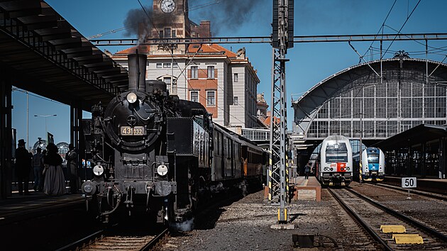 Vlaková souprava vedená parní lokomotivou 431.032 zvanou Ventilovka a legendární jídelní vůz Ringhoffer z roku 1906. (23. dubna 2026)