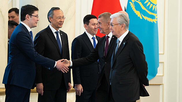 Slavnostn&iacute; uv&iacute;tac&iacute; ceremoni&aacute;l v Astaně, při kter&eacute;m se česk&yacute; předseda vl&aacute;dy Andrej Babi&scaron; setkal s kazachst&aacute;nsk&yacute;m prezidentem Kasymem-Žomartem Tokajevem. (29. dubna 2026)