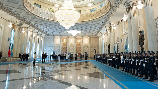 Slavnostn&iacute; uv&iacute;tac&iacute; ceremoni&aacute;l v Astaně, při kter&eacute;m se česk&yacute; předseda vl&aacute;dy Andrej Babi&scaron; setkal s kazachst&aacute;nsk&yacute;m prezidentem Kasymem-Žomartem Tokajevem. (29. dubna 2026)