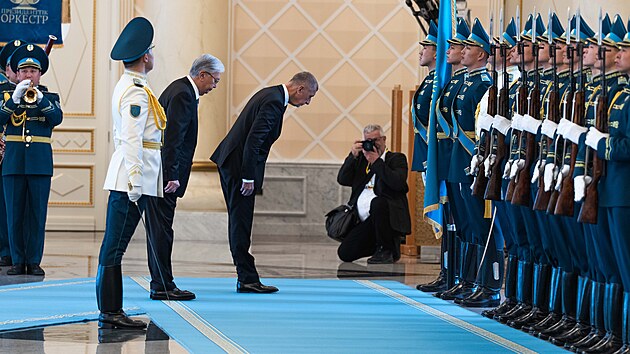 Slavnostn&iacute; uv&iacute;tac&iacute; ceremoni&aacute;l v Astaně, při kter&eacute;m se česk&yacute; předseda vl&aacute;dy Andrej Babi&scaron; setkal s kazachst&aacute;nsk&yacute;m prezidentem Kasymem-Žomartem Tokajevem. (29. dubna 2026)