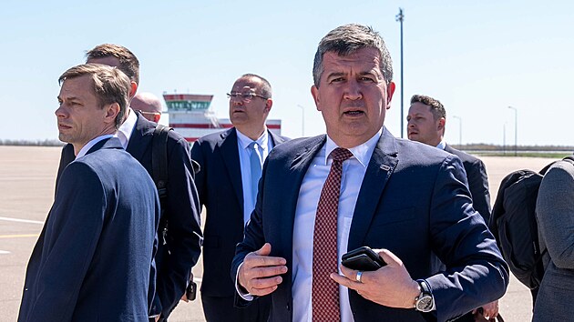 Př&iacute;let česk&eacute; delegace na leti&scaron;tě v Astaně (Kazachst&aacute;n). Na sn&iacute;mku Jan Ham&aacute;ček. (28. dubna 2026)