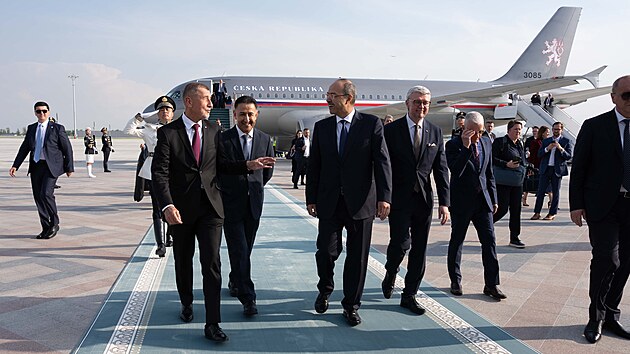 Př&iacute;let na leti&scaron;tě Ta&scaron;kent-Humo. Předseda vl&aacute;dy Andrej Babi&scaron; a 1. m&iacute;stopředseda vl&aacute;dy a ministr průmyslu a obchodu Karel Havl&iacute;ček v Uzbekist&aacute;nu. (29. dubna 2026)