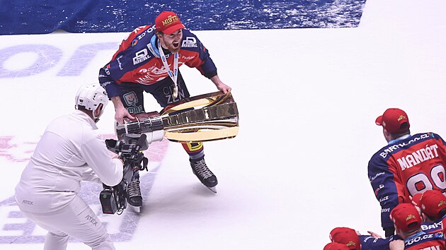 Kapit&aacute;n Luk&aacute;&scaron; Sedl&aacute;k přiv&aacute;ž&iacute; trofej k pardubick&yacute;m hr&aacute;čům.