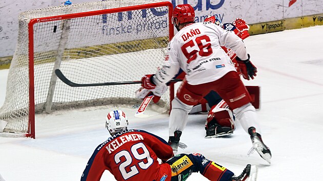 Třineck&yacute; Marko Daňo překon&aacute;v&aacute; v prodloužen&iacute; pardubick&eacute;ho brank&aacute;ře Romana Willa.