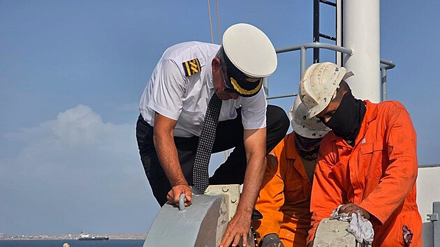 Již čtyři měsíce se spolu s posádkou plaví na palubě tankeru plujícího pod vlajkou Palau z Adenského zálivu směrem k Ománskému zálivu, aby vyložili náklad ropy v jemenském přístavu Ras Isa. (20. dubna 2026)