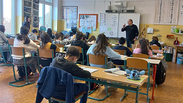 Učitel Pavel Pr&aacute;zdn&yacute; vysvětluje sv&yacute;m ž&aacute;kům jednu z matematick&yacute;ch &uacute;loh. (duben 2026)